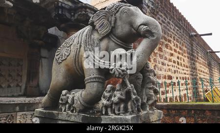 Scultura di Airavata di fronte al Tempio di Madhukeshwara, Banavasi, Uttara Kannada, Karnataka, India Foto Stock