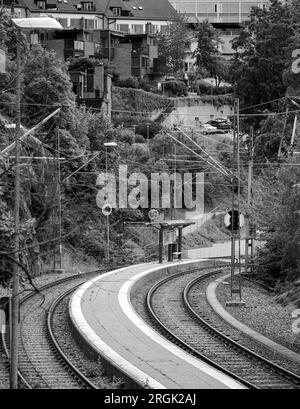 Vista angolare della stazione ferroviaria in bianco e nero Foto Stock