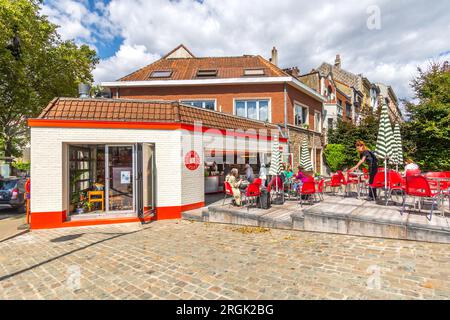 Bevitori di caffè mattutini sulla terrazza della caffetteria e panetteria "Aube" di recente apertura, Forest, Bruxelles, Belgio. Foto Stock