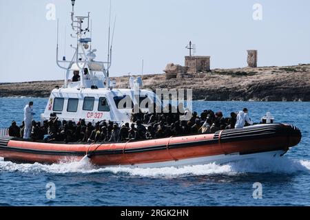 Lampedusa, Sicilia, provincia di Agrigento, i migranti sbarcarono nel porto di Lampedusa. Un peschereccio tunisino di nome Montacer II atterra con un gruppo di migranti ha salvato poche miglia al largo di Lampedusa. Foto Stock