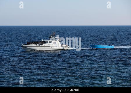 Lampedusa, Sicilia, provincia di Agrigento, i migranti sbarcarono nel porto di Lampedusa. Un peschereccio tunisino di nome Montacer II atterra con un gruppo di migranti ha salvato poche miglia al largo di Lampedusa. Foto Stock