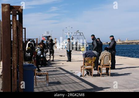 Lampedusa, Sicilia, provincia di Agrigento, i migranti sbarcarono nel porto di Lampedusa. Un peschereccio tunisino di nome Montacer II atterra con un gruppo di migranti ha salvato poche miglia al largo di Lampedusa. Foto Stock