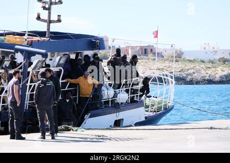 Lampedusa, Sicilia, provincia di Agrigento, i migranti sbarcarono nel porto di Lampedusa. Un peschereccio tunisino di nome Montacer II atterra con un gruppo di migranti ha salvato poche miglia al largo di Lampedusa. Foto Stock