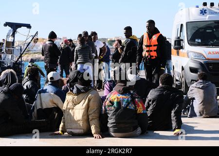 Lampedusa, Sicilia, provincia di Agrigento, i migranti sbarcarono nel porto di Lampedusa. Un peschereccio tunisino di nome Montacer II atterra con un gruppo di migranti ha salvato poche miglia al largo di Lampedusa. Foto Stock