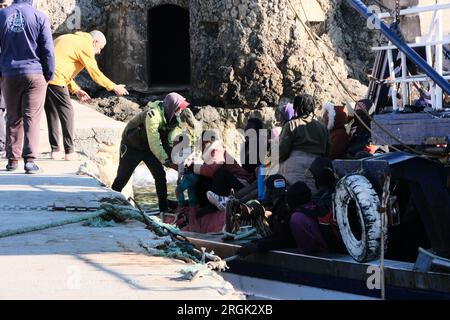 Lampedusa, Sicilia, provincia di Agrigento, i migranti sbarcarono nel porto di Lampedusa. Un peschereccio tunisino di nome Montacer II atterra con un gruppo di migranti ha salvato poche miglia al largo di Lampedusa. Foto Stock