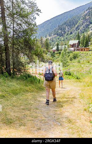 Cammina lungo il fiume Gordolasque all'ingresso della Vallée des Merveilles sul versante della valle di Vésubie. Marcher à l'éntrée de la vallée des Merveil Foto Stock