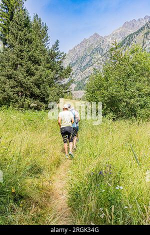 Cammina lungo il fiume Gordolasque all'ingresso della Vallée des Merveilles sul versante della valle di Vésubie. Marcher à l'éntrée de la vallée des Merveil Foto Stock