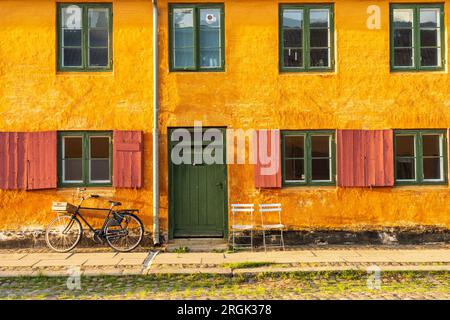 Vecchia parete colorata con bicicletta Foto Stock