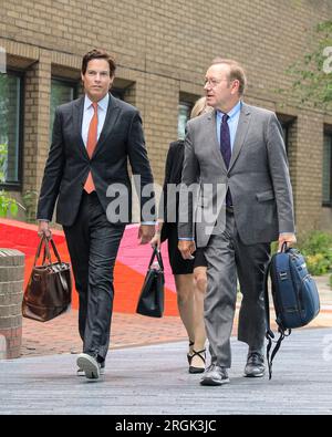 L'attore Kevin Spacey lascia Southwark Crown Court con il manager Ewan Lowenstein e Lucinda Lowenstein durante il suo processo a Londra Foto Stock