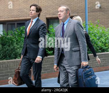 L'attore Kevin Spacey lascia Southwark Crown Court con il manager Ewan Lowenstein e Lucinda Lowenstein durante il suo processo a Londra Foto Stock