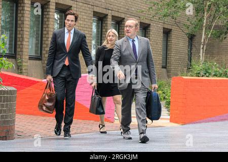 L'attore Kevin Spacey lascia Southwark Crown Court con il manager Ewan Lowenstein e Lucinda Lowenstein durante il suo processo a Londra Foto Stock