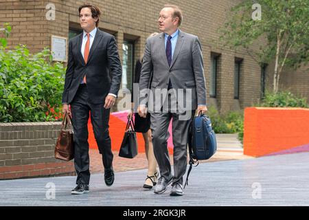 L'attore Kevin Spacey lascia Southwark Crown Court con il manager Ewan Lowenstein e Lucinda Lowenstein durante il suo processo a Londra Foto Stock