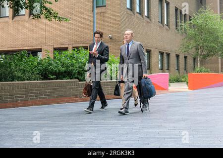 L'attore Kevin Spacey lascia Southwark Crown Court con il manager Ewan Lowenstein e Lucinda Lowenstein durante il suo processo a Londra Foto Stock