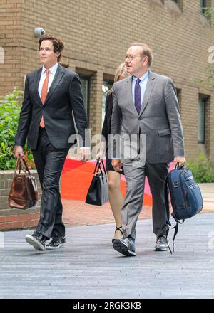 L'attore Kevin Spacey lascia Southwark Crown Court con il manager Ewan Lowenstein e Lucinda Lowenstein durante il suo processo a Londra Foto Stock