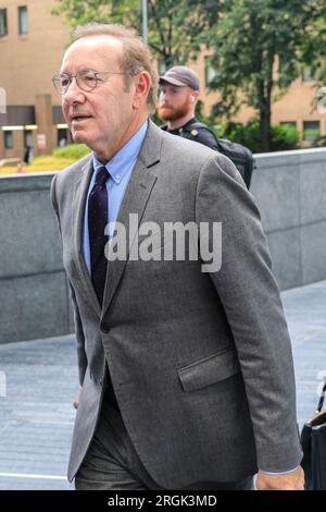 L'attore Kevin Spacey lascia Southwark Crown Court con il manager Ewan Lowenstein e Lucinda Lowenstein durante il suo processo a Londra Foto Stock