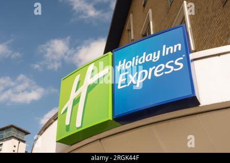 Primo piano della segnaletica Holiday Inn Express all'esterno di un Holiday Inn a Earl's Court, Londra sud-ovest, Inghilterra, Regno Unito Foto Stock