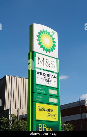 Logo e segnaletica della stazione di servizio bp fuori da un piazzale di servizio a Hammersmith, West London, Inghilterra, Regno Unito Foto Stock