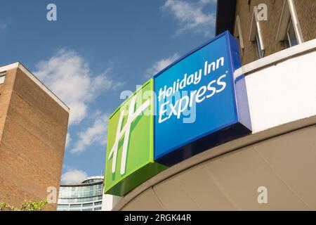 Primo piano della segnaletica Holiday Inn Express all'esterno di un Holiday Inn a Earl's Court, Londra sud-ovest, Inghilterra, Regno Unito Foto Stock