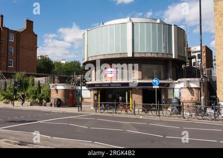 L'ingresso posteriore della stazione della metropolitana di Earl's Court in Warwick Road, Londra sud-ovest, Inghilterra, Regno Unito Foto Stock