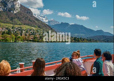 Haute-Savoie, Francia - 14 aprile 2022: I turisti potranno navigare sul lago di Annecy in una giornata di sole. Foto Stock