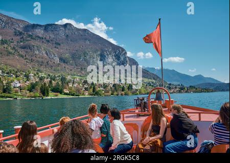 Haute-Savoie, Francia - 14 aprile 2022: I turisti potranno navigare sul lago di Annecy in una giornata di sole. Foto Stock