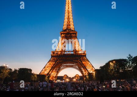 Torre Eiffel illuminata di notte Foto Stock