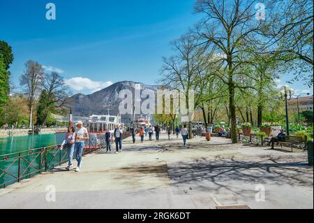 Alta Savoia, Francia - 14 aprile 2022: I turisti si rilassano sul lago di Annecy in una giornata di sole. Foto Stock