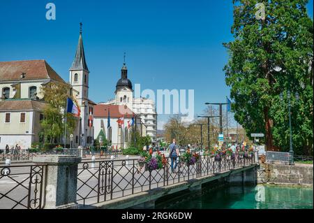 Alta Savoia, Francia - 14 aprile 2022: I turisti si rilassano sul lago di Annecy in una giornata di sole. Foto Stock