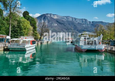 Alta Savoia, Francia - 14 aprile 2022: I turisti salgono a bordo di una barca sul lago di Annecy in una giornata di sole. Foto Stock