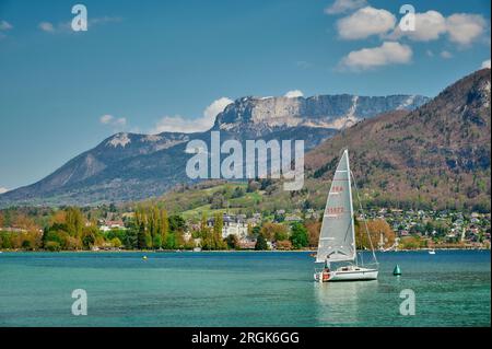 Alta Savoia, Francia - 14 aprile 2022: I turisti salgono a bordo di una barca sul lago di Annecy in una giornata di sole. Foto Stock