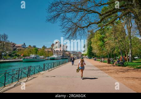 Alta Savoia, Francia - 14 aprile 2022: I turisti si rilassano sul lago di Annecy in una giornata di sole. Foto Stock