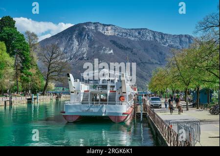 Alta Savoia, Francia - 14 aprile 2022: I turisti salgono a bordo di una barca sul lago di Annecy in una giornata di sole. Foto Stock