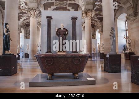 Colonne di marmo e statue di pietra nella sala grande Foto Stock