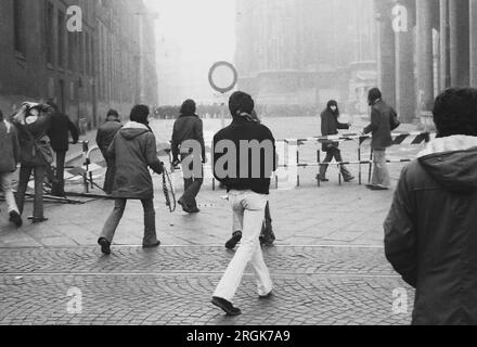 Rivolte tra giovani di gruppi di estrema sinistra e polizia in Piazza del Duomo (Milano, 1976)...- scontri fra giovani dei gruppi di estrema sinistra e polizia in piazza del Duomo (Milano, 1976) Foto Stock