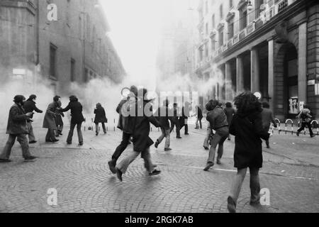 Rivolte tra giovani di gruppi di estrema sinistra e polizia in Piazza del Duomo (Milano, 1976)...- scontri fra giovani dei gruppi di estrema sinistra e polizia in piazza del Duomo (Milano, 1976) Foto Stock