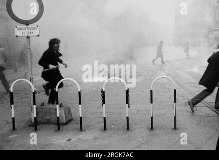 Rivolte tra giovani di gruppi di estrema sinistra e polizia in Piazza del Duomo (Milano, 1976)...- scontri fra giovani dei gruppi di estrema sinistra e polizia in piazza del Duomo (Milano, 1976) Foto Stock