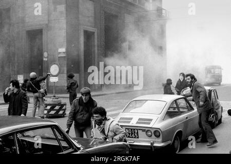 Rivolte tra giovani di gruppi di estrema sinistra e polizia in Piazza del Duomo (Milano, 1976)...- scontri fra giovani dei gruppi di estrema sinistra e polizia in piazza del Duomo (Milano, 1976) Foto Stock