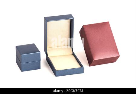 Portagioie su sfondo bianco. Modellino di scatole di gioielli colorate. Foto Stock