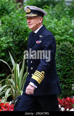 Ammiraglio Sir Antony (Tony) David Radakin, KCB, ADC, Capo dello staff della difesa britannica, a Downing Street, Londra, Regno Unito Foto Stock