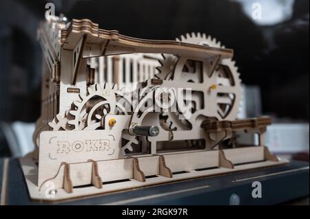 Kit modello in legno con manovella a mano ROKR Kit modello meccanico con puzzle in legno 3D con sfere Foto Stock