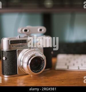 La fotocamera Voigtlander Vito in argento e nero si accostava alla tecnologia moderna Foto Stock