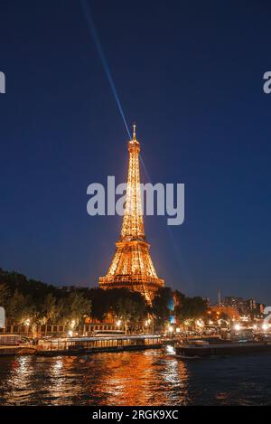 Torre Eiffel illuminata e fiume di notte Foto Stock
