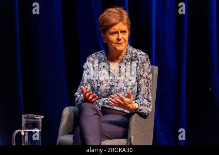 Edimburgo, Regno Unito. 10 agosto 2023 nella foto: Il presentatore della LBC, Iain Dale, intervista l'ex primo ministro scozzese Nicola Sturgeon MSP. Mentre parlava della legislazione sul riconoscimento di genere, Nicola Sturgeon disse: “Tutto è così polarizzato che è difficile trovare un terreno comune. Mi rammarico di non essere riuscito a riunire più persone e a riconciliarle” Crediti: Rich Dyson/Alamy Live News Foto Stock