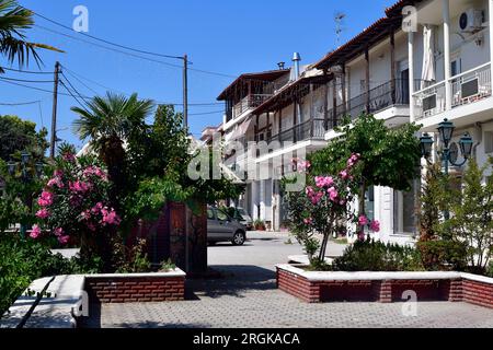 Grecia, penisola di Kassandra in Halkidiki, zona pedonale con parte centrale verde nella città di Kassandreia Foto Stock