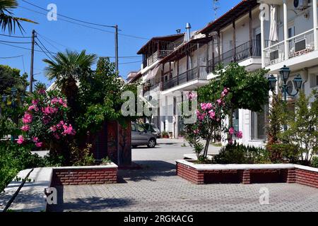 Grecia, penisola di Kassandra in Halkidiki, zona pedonale con parte centrale verde nella città di Kassandreia Foto Stock