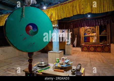 India, Ladakh, Zanskar, Monastero della setta di Bardan Dogpa/Kargyud, interno della piccola sala di preghiera Foto Stock