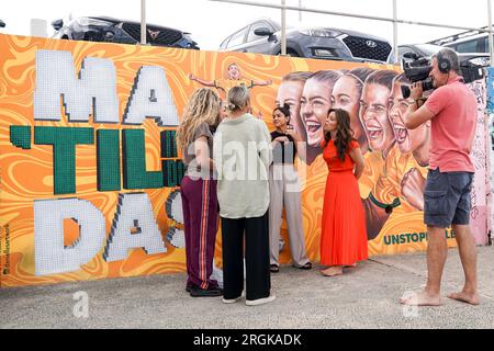 Sydney, Australia. 10 agosto 2023. Sydney, Australia, 10 agosto 2023: Sky Sports Team del Regno Unito con presentatori della Coppa del mondo, emittenti e/o creatori di contenuti Rosie Kmita, Samantha Miller, Alex Bailess, Abby Grace Summers e Mollie Kmita di fronte al lavoro artistico dei graffiti con lo slogan Til IT's Done in onore dei Matildas, la nazionale femminile australiana, creata da Danielle Weber (Daniellesartwork) durante la FIFA Womens World Cup 2023 a Bondi Beach a Sydney, Australia. (Daniela Porcelli/SPP) credito: SPP Sport Press Photo. /Alamy Live News Foto Stock