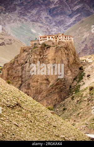 India, Ladakh, Zanskar, Bardan Dogpa/Kargyud Sect Monastery su affioramento roccioso Foto Stock