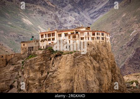 India, Ladakh, Zanskar, Bardan Dogpa/Kargyud Sect Monastery su affioramento roccioso Foto Stock