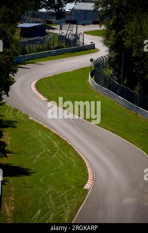 10 agosto 2023, Renania-Palatinato, Nürburg: Sezione Tiergarten del Nürburgring-Nordschleife. Due test driver sono rimasti uccisi in un incidente qui. Foto: Thomas Frey/dpa Foto Stock